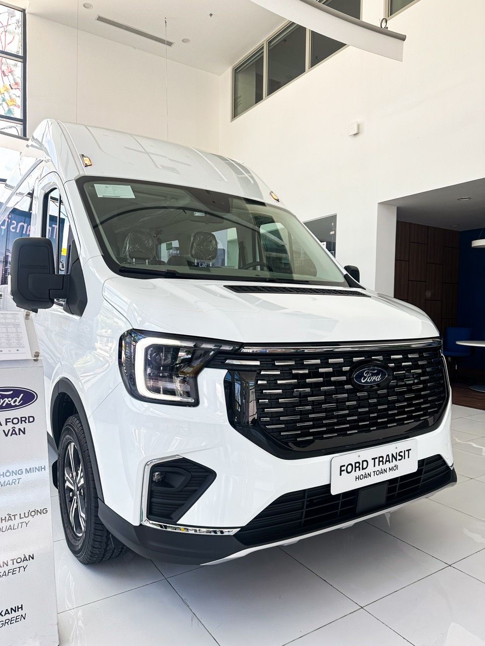 Ford Transit Premium 16 Chỗ