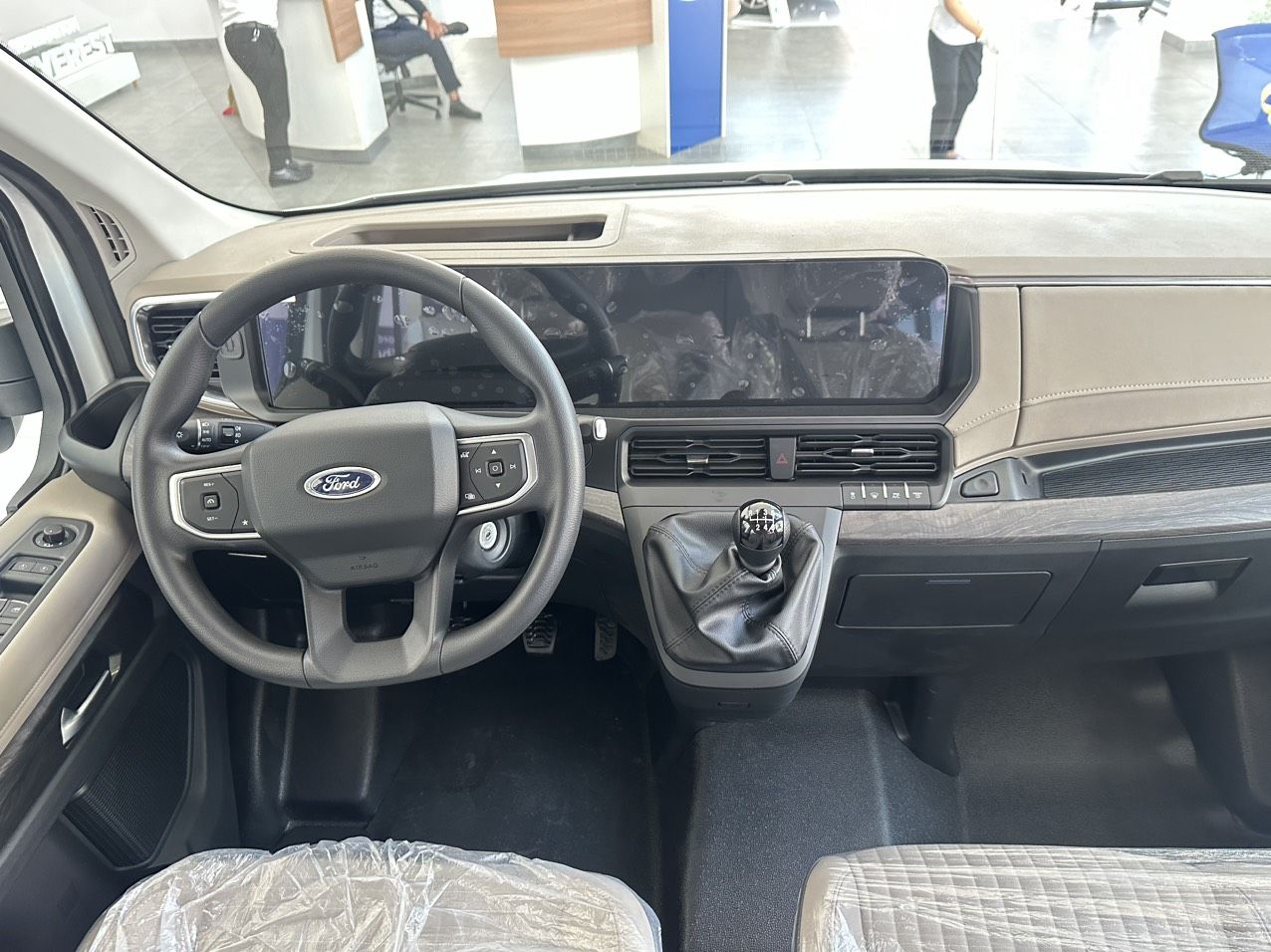 Ford Transit Premium 16 Chỗ