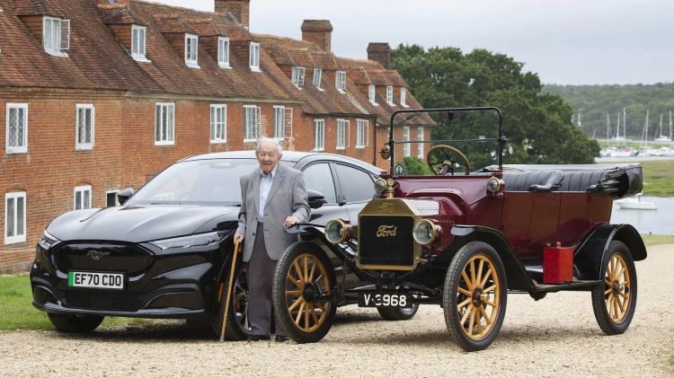 Ford trao tặng mẫu xe Mustang Mach-E cho vị khách hàng 101 tuổi